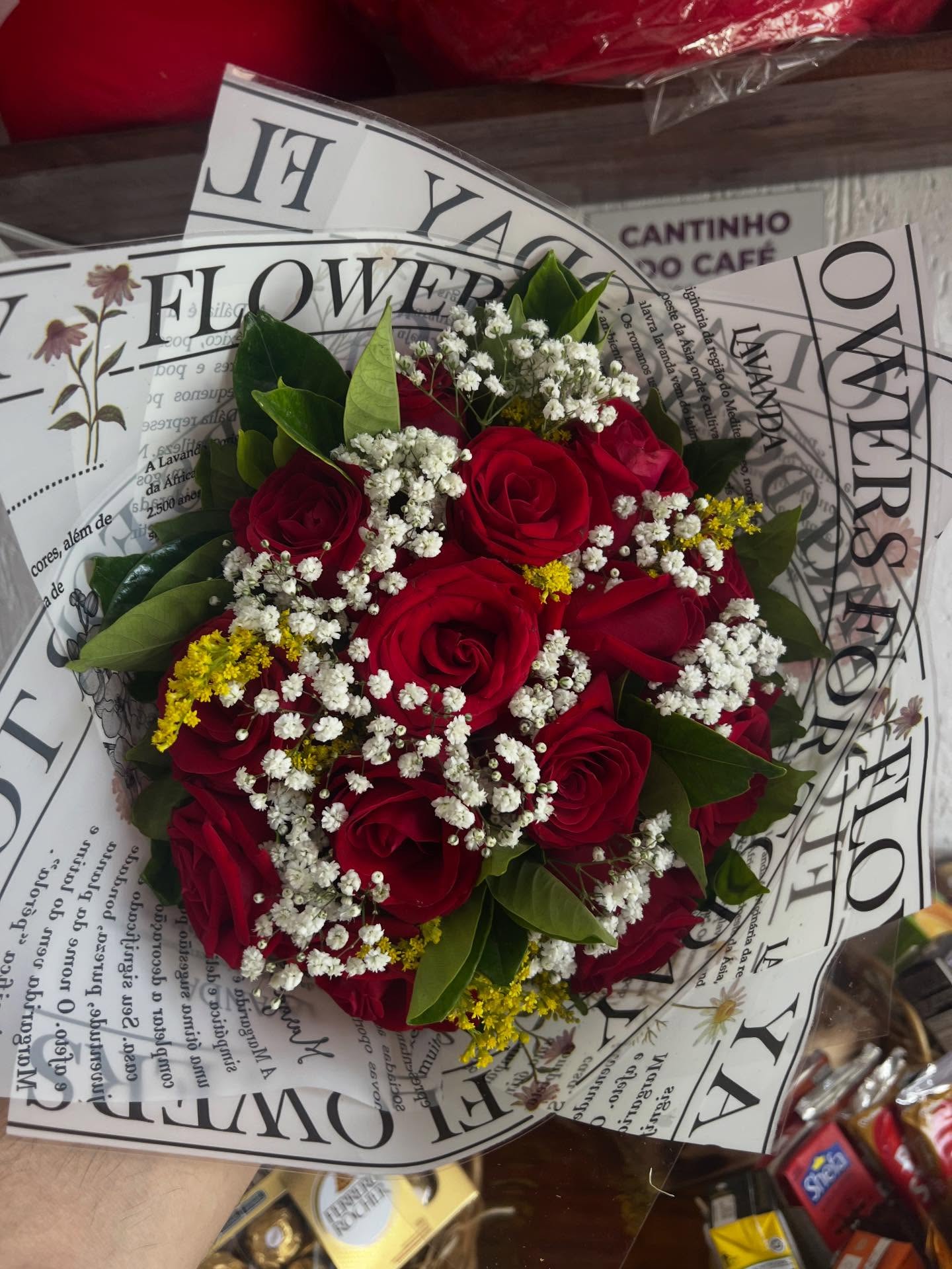 “Um buquê de rosas é mais do que flores, é uma forma linda de demonstrar carinho, amor e cuidado. É aquele presente que emociona e fica na memória. Que tal surpreender hoje?”Você só precisa escolher o buquê, o resto pode deixar com a gente..#buques #buquedeflores #buquederosas