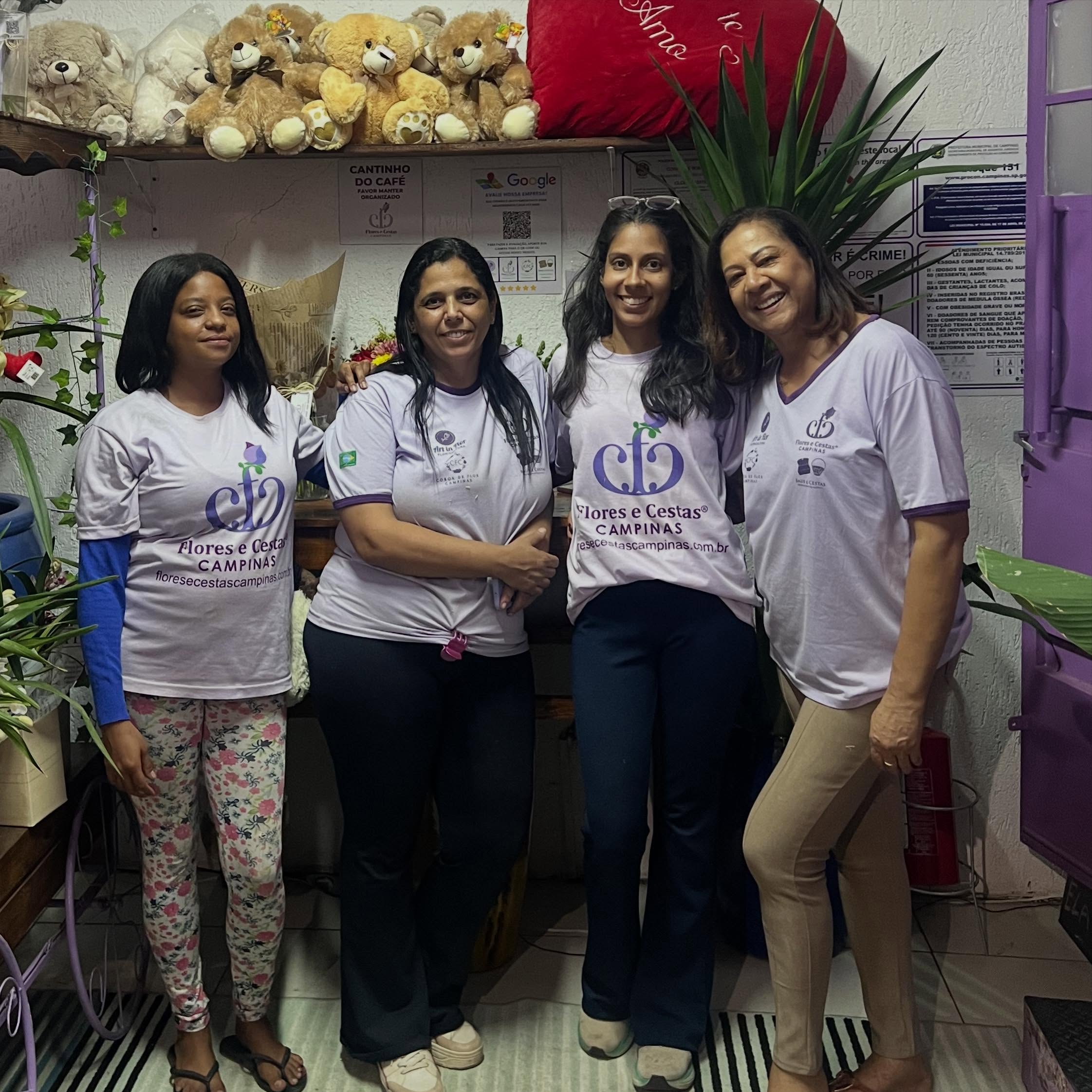 Todos os setores dentro de nossa empresa são importantes,Mas esse aqui é essencial,Trata-se de nossas floristas, das mãos dessas mulheres que saem às obras de arte em forma de buquês e arranjos, que encantam Campinas e região.#bastidoresdafloricultura #floristas #amoremformadeflor #floricultura