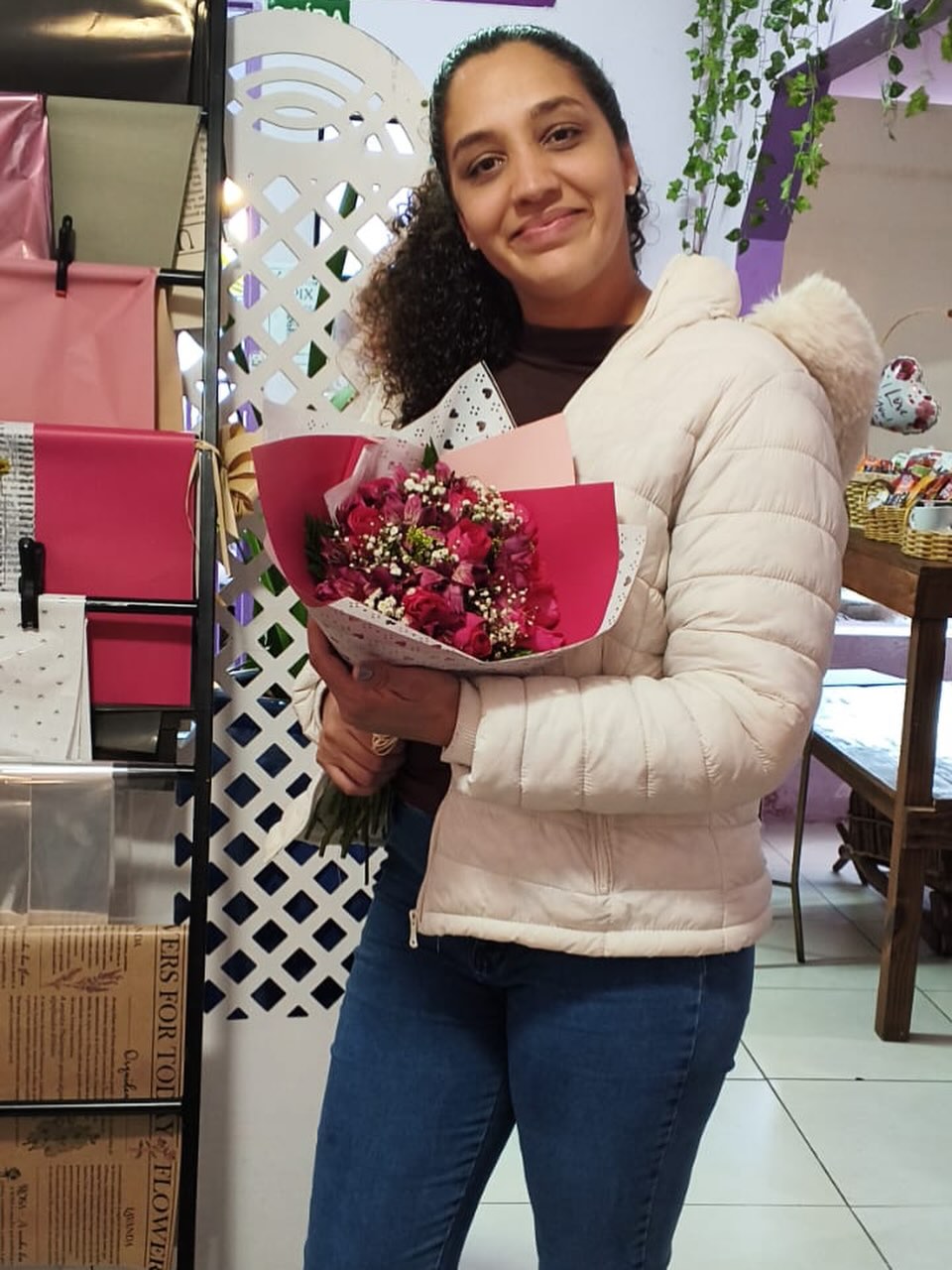 Enviar um buquê de rosas é uma das formas mais clássicas de expressar amor, paixão e afeto.
O significado exato, no entanto, muda de acordo com a cor das flores e a quantidade escolhida, formando um código de intenções bem específico.Aproveite para impressionar com o CUPOM de 10%
FEC10 - válido até de 10 Junho de 2026 e para entregas até este data.Entregamos em Campinas e Região#floriculturas #floricultura #buquederosas
#floriculturaemcampinas #buqueemcampinas