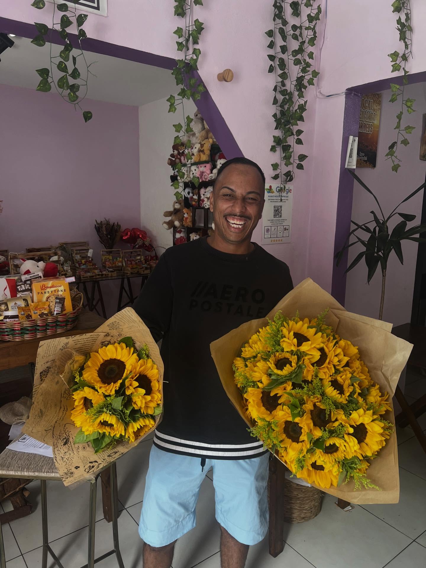 Enviar um buquê de girassol é um gesto cheio de significado e boas energias 🌻Veja alguns motivos especiais:✨ Simboliza alegria e positividade
O girassol representa felicidade, luz e otimismo — perfeito para alegrar o dia de alguém.💛 Expressa carinho e admiração
É uma flor que transmite afeto sincero, amizade verdadeira e admiração.🌞 Traz energia e boas vibrações
Por sempre “buscar o sol”, o girassol simboliza esperança, força e dias melhores.🎉 Combina com várias ocasiões
Ideal para aniversários, agradecimentos, comemorações, desejos de melhoras ou simplesmente para surpreender.🌼 Beleza marcante e duradoura
Seu visual vibrante chama atenção e ilumina qualquer ambiente.“Um buquê de girassóis é mais que flores, é um presente que transmite alegria, luz e sentimentos verdadeiros.”#buquedegirassol #buquedegirassolemcampinas
#buquedegirassolempaulinia