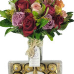 Arranjo Colorido de Rosas com Ferrero Rocher