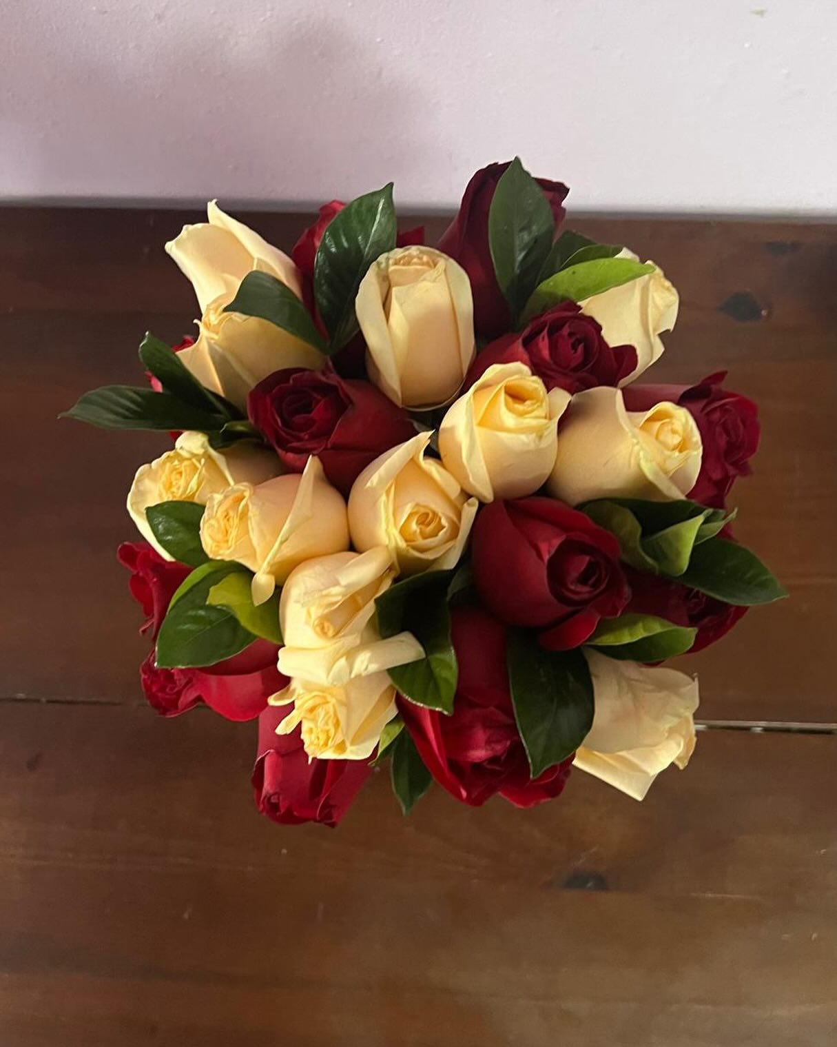 Buquê misto de rosas vermelha e champanhe!!Entregamos em Campinas e região#buque #buquedeflores #buquêdenoiva #buquederosas #buquederosasvermelhas
#buquederosasamarelas #floricultura #buquederosasnaturais #rosasemcampinas
#floriculturaemcampinas #floriculturaemvalinhos #floriculturaemvinhedo #floriculturaemhortolandia #floriculturaemsumare #floriculturaempaulínia
#entregadeflores #cestasdecafe #cestadevinho #cestadequeijos #rosaspink
#buquederosasemcampinas #buquederosas