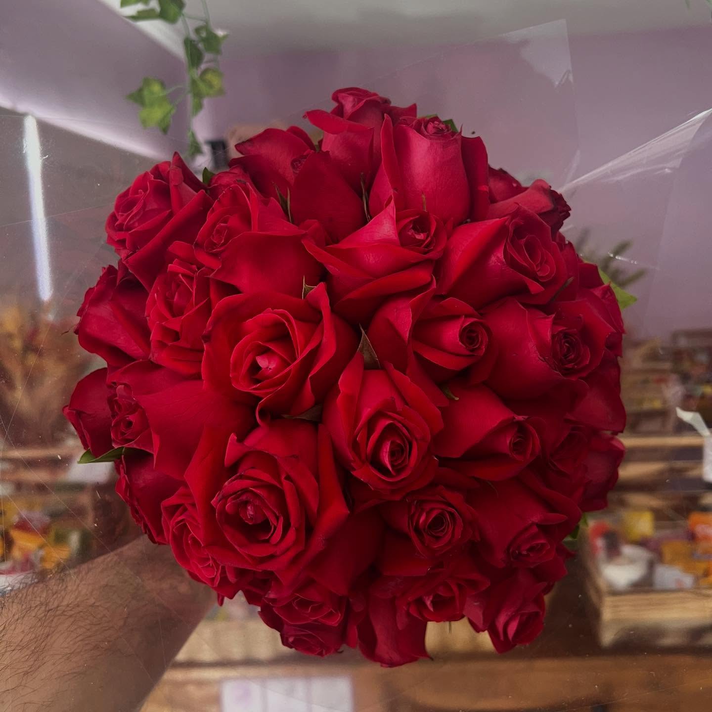 Buquê de rosas vermelhasVocê sabia que ser romântico é super normal?Não espere uma data especial para enviar flores, faça um dia normal virar especial, impressione!!#buquederosas #buquederosasvermelhas #buque