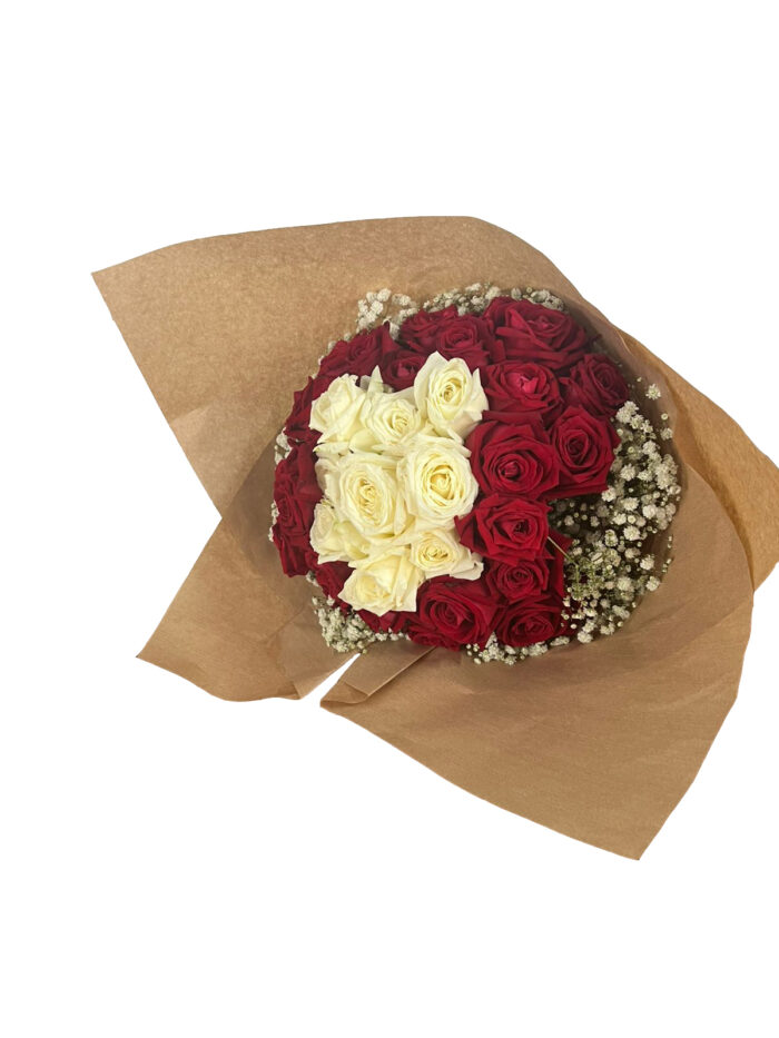 Buquê Especial 33 Botões De Rosas Brancas E Vermelha Com Gypsofila3