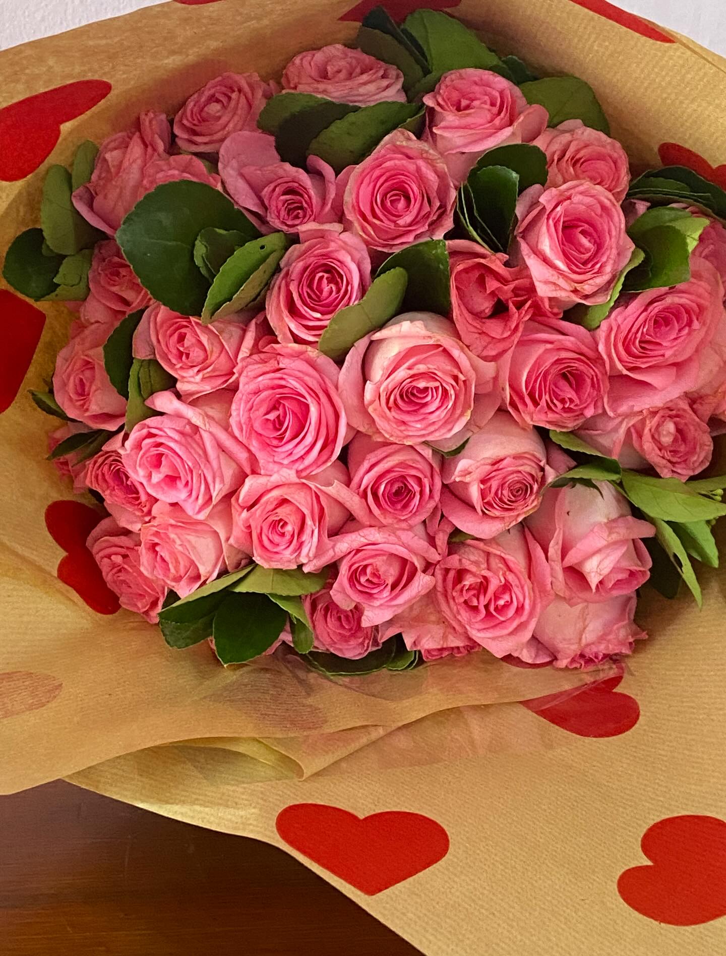 Lindo lindo lindo!!!Verdadeira obra de arte em forma de buquê!!São 30 lindos botões de rosa na cor ROSAIdeal para demonstrar carinho, amor e enviar afeto e felicidades..Somos referência em flores e cestas,
Entregamos em Campinas e Região…#floriculturaemvalinhos #buquederosasemvalinhos
#floriculturaemvinhedo #buquederosasemcampinas
#floriculturaemindaiatuba #buquederosasemvinhedo
#buquederosasempaulinia #buqueemhortolandia
#buquederosasemsumare #buquederosasvermelhas
#cestasdecafeemcampinas #floricultura